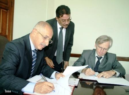 أثناء توقيع الاتفاقية